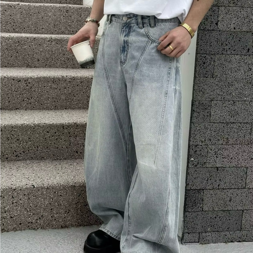 Grey OEM distressed denims, great flare while remaining well fitted🚑